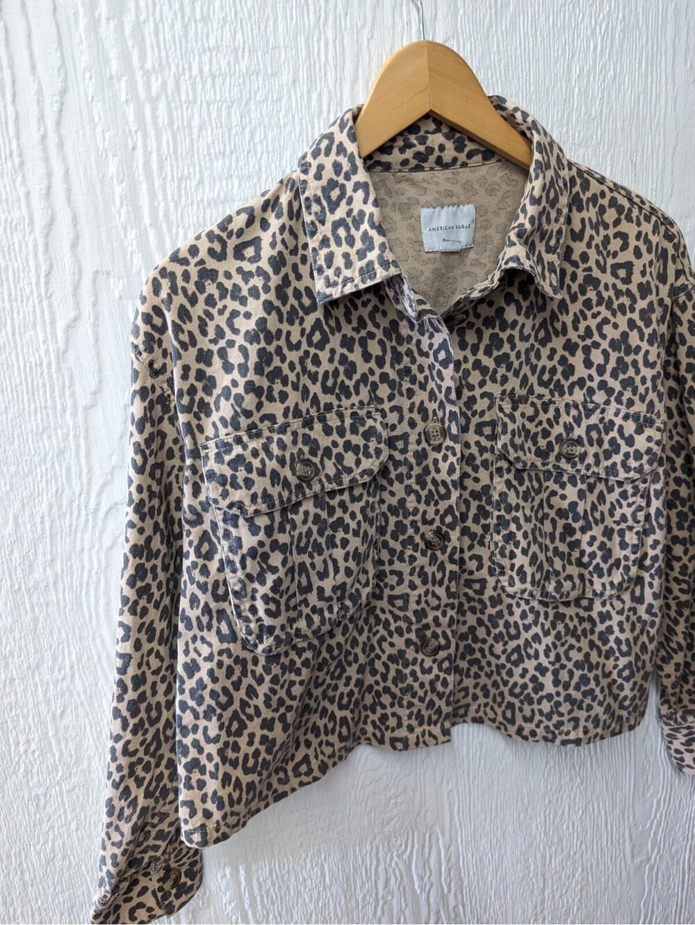 American Eagle Leopard Print Cropped Button Down Women’s Size Small Long Sleeves - Picture 2 of 7